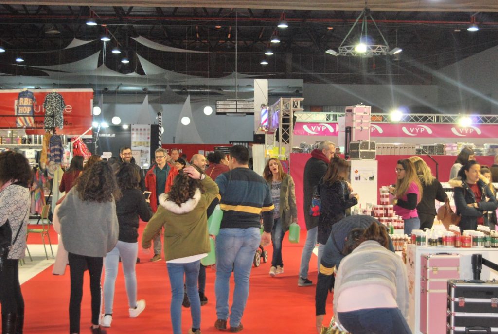 Jóvenes en la Feria de la Belleza, Moda y Cosmética